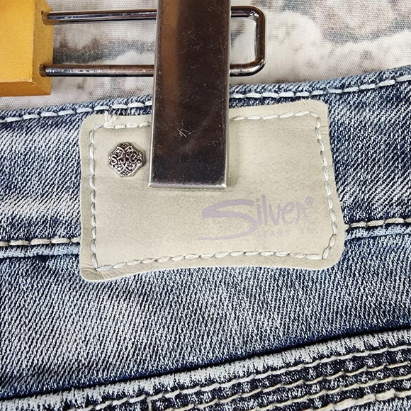 Silver Jeans Aiko Mid Capri Distressed Factory Fade Whiskered Light Blue Size 28 - Picture 10 of 15